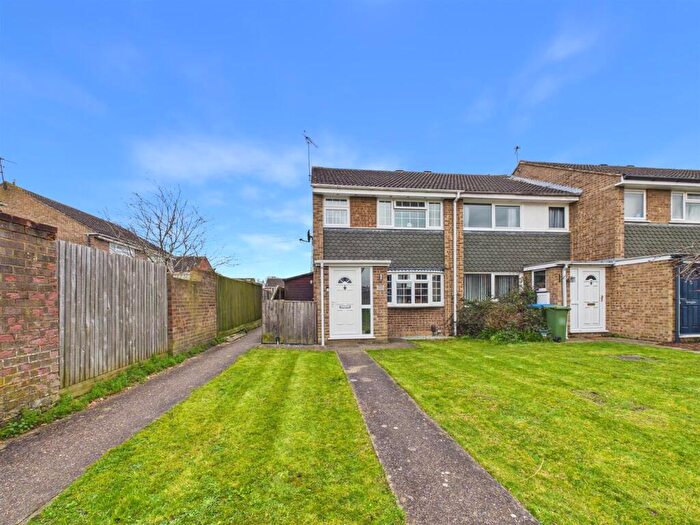 3 Bedroom End Of Terrace House For Sale In Slattenham Close, Hartwell, Aylesbury, HP19