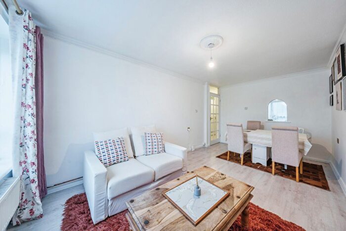 1 Bedroom Flat For Sale In Defoe Way, Romford, RM5