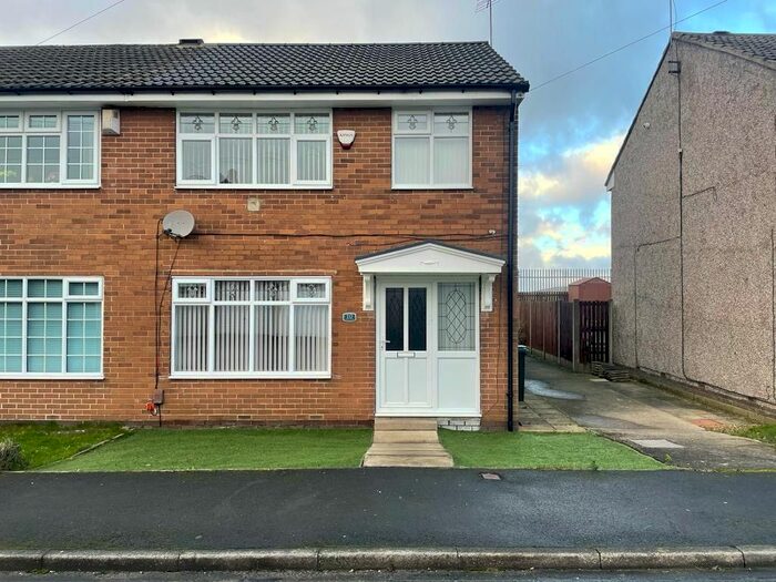 3 Bedroom Town House To Rent In Jarrom Close, Bradford, West Yorkshire, BD4