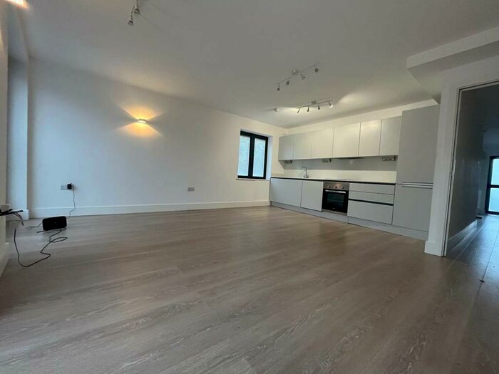 2 Bedroom Flat To Rent In Updown Hill, Windlesham, Surrey, GU20