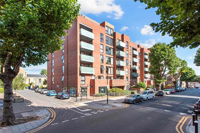 3 Bedroom Apartment For Sale In Bathurst Square, London, N15
