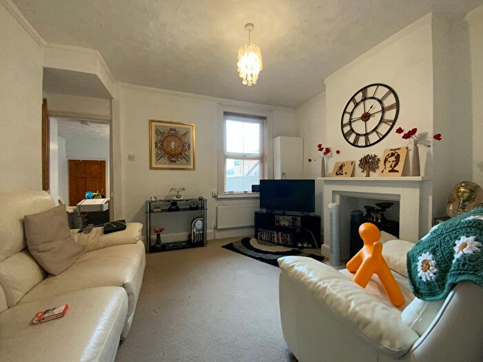 1 Bedroom Flat To Rent In High Street, Aylesbury, HP20