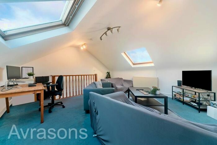 3 Bedroom Flat To Rent In Mayflower Road, London, SW9