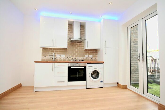 3 Bedroom Flat To Rent In St. Pauls Road, London, N1