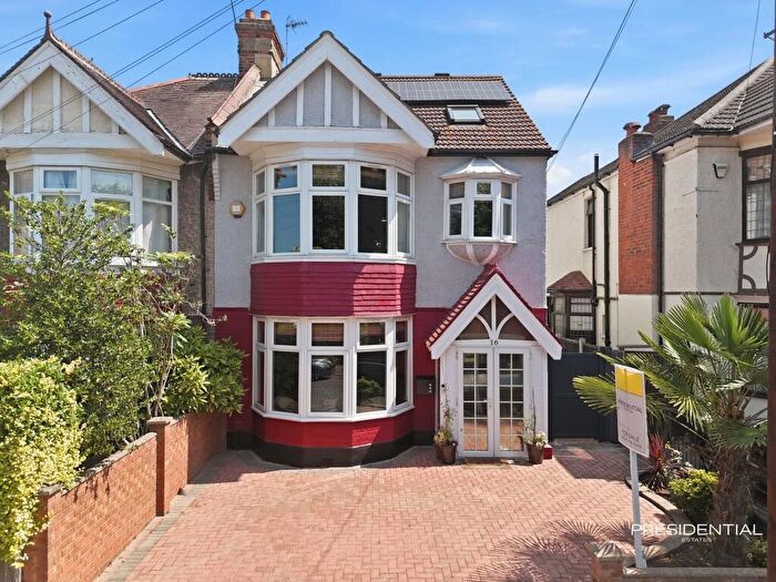 5 Bedroom Semi-Detached House For Sale In Douglas Road, Chingford, E4