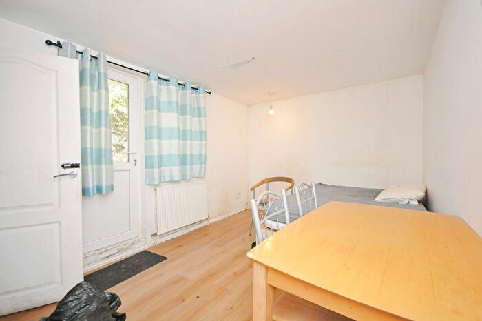 3 Bedroom Flat For Sale In Catford Hill, London, SE6