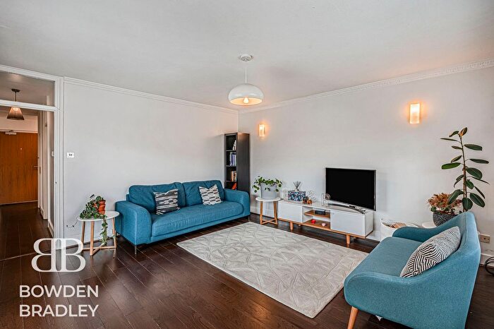 2 Bedroom Flat For Sale In Horn Lane, Woodford Green, IG8