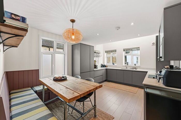 3 Bedroom Maisonette To Rent In Farlton Road, SW18