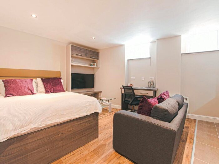 Apartment To Rent In Apt, Eagle House #, M3