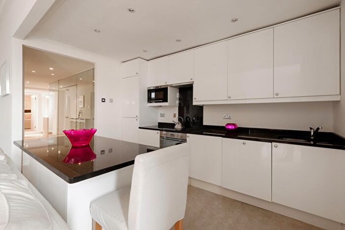 3 Bedroom Flat To Rent In Petersham Road, Richmond, TW10