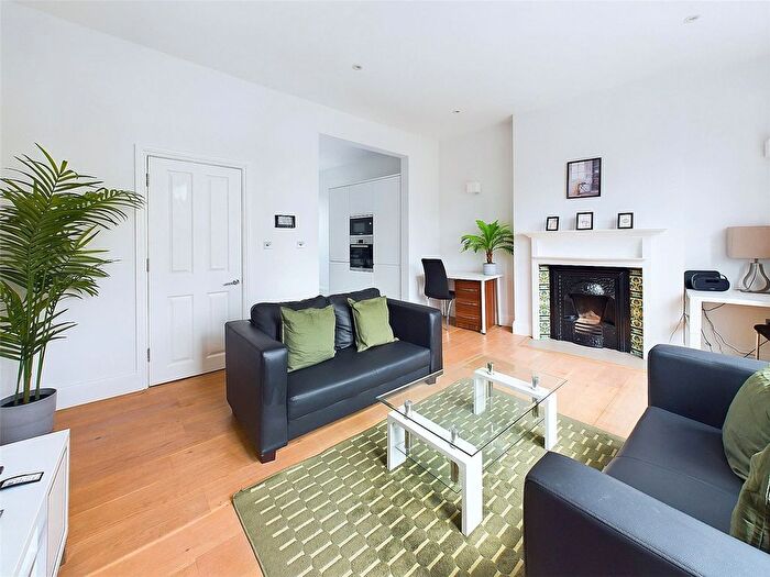 2 Bedroom Flat To Rent In Whitton Road, Twickenham, TW1