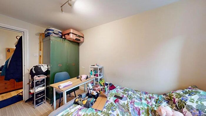 3 Bedroom Flat To Rent In Oswin Street, London, SE11
