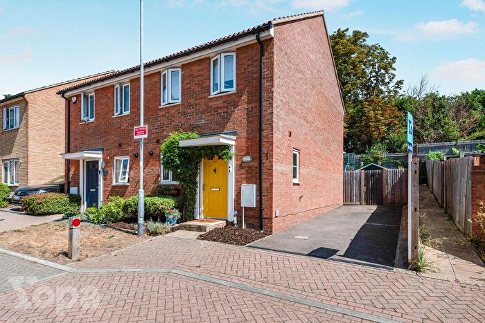 2 Bedroom Semi Detached House For Sale In Clearwater Lane, Dartford, DA1