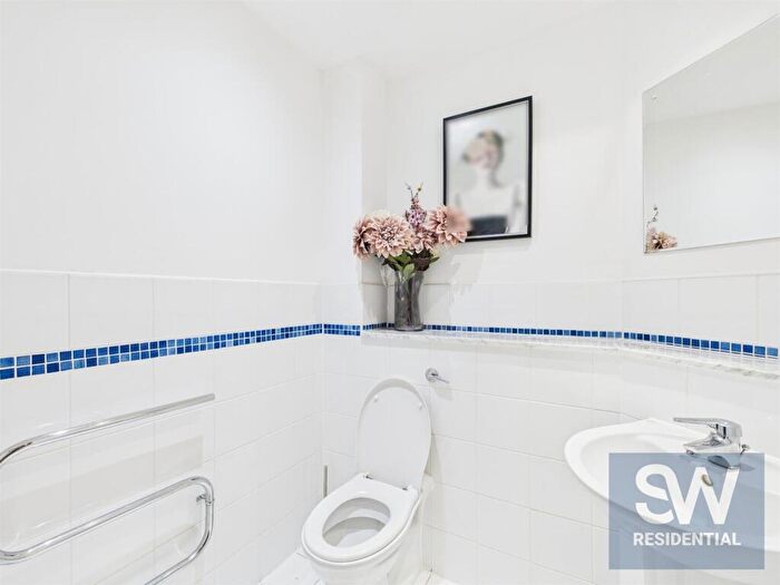 2 Bedroom Flat To Rent In Whitehall Quay, Whitehall Road, Leeds, LS1