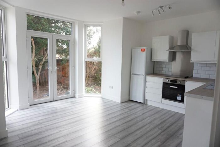 2 Bedroom Apartment To Rent In Third Avenue, NG7