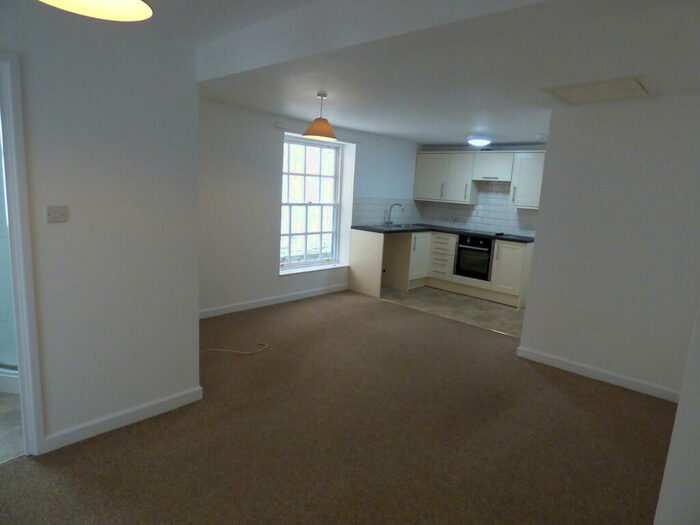 2 Bedroom Flat To Rent In Flat, Queen Street, LN11