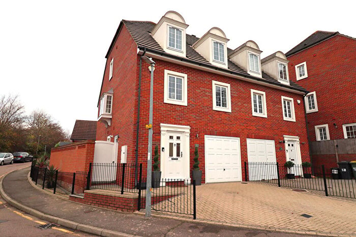 4 Bedroom Semi Detached House For Sale In Rectory Garth, Rayleigh, SS6