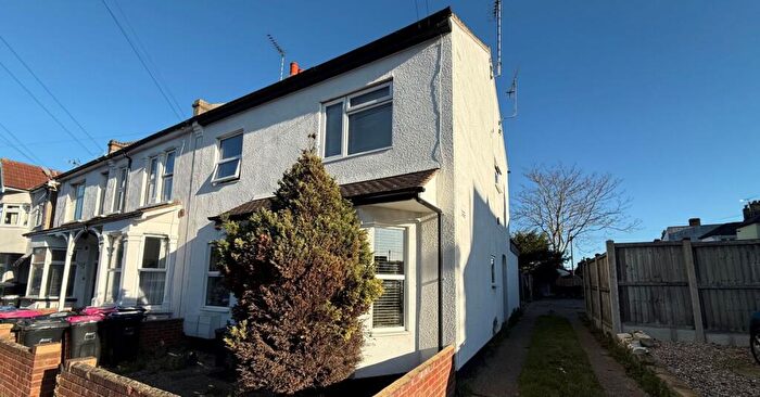 2 Bedroom Flat For Sale In A Oakleigh Park Drive, Leigh-on-Sea, Essex, SS9