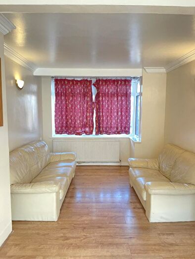 3 Bedroom Semi-Detached House To Rent In Feltham, Middlesex, TW14
