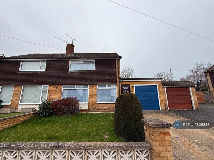 3 Bedroom Semi-Detached House To Rent In Gransden Close, Luton, LU3
