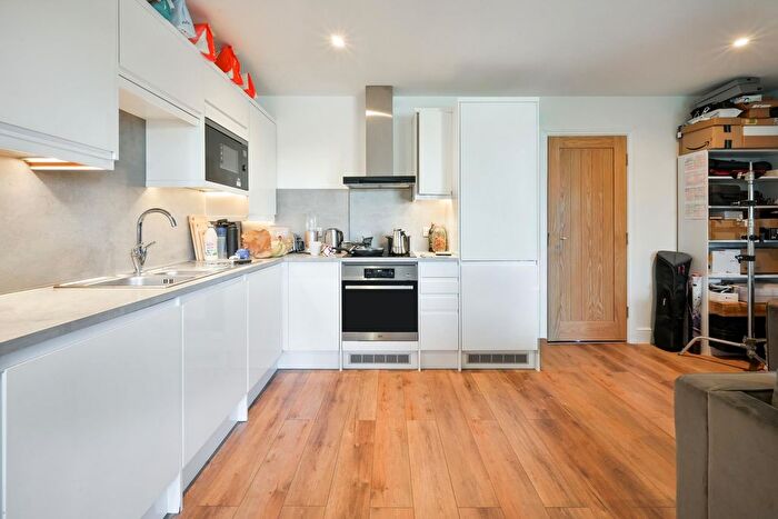 1 Bedroom Flat To Rent In Hendon Way, London, NW4
