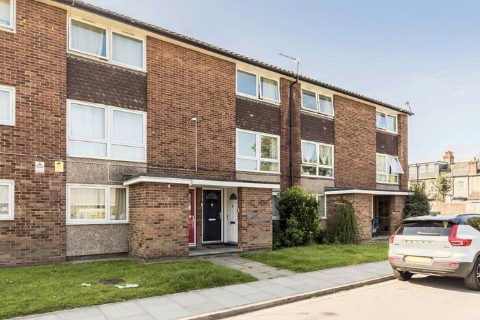 2 Bedroom Flat To Rent In Newfield Close, Hampton, TW12