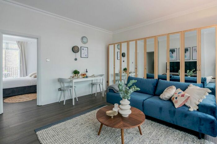 1 Bedroom Flat To Rent In Buckingham Palace Road, London, SW1W