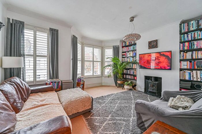 2 Bedroom Flat To Rent In Trefoil Road, Wandsworth Common, London, SW18