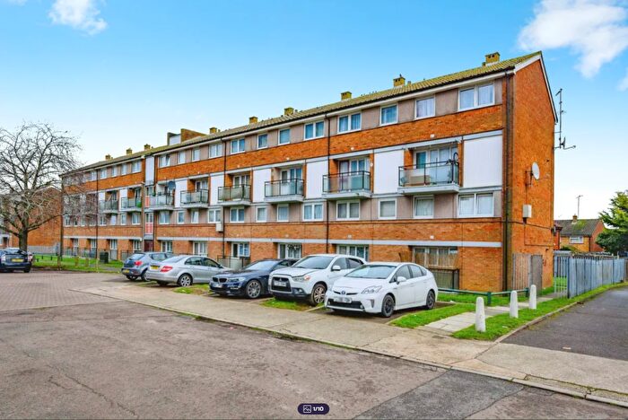 3 Bedroom Flat To Rent In Glaisdale, Luton, LU4