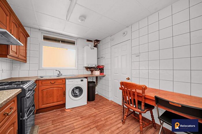 3 Bedroom Maisonette To Rent In White Horse Lane, Stepney, E1