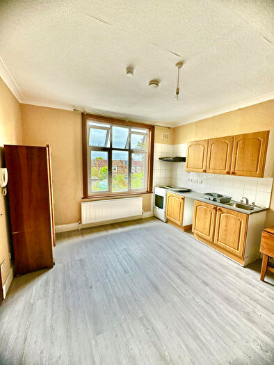 Studio To Rent In Amberley Road, N13