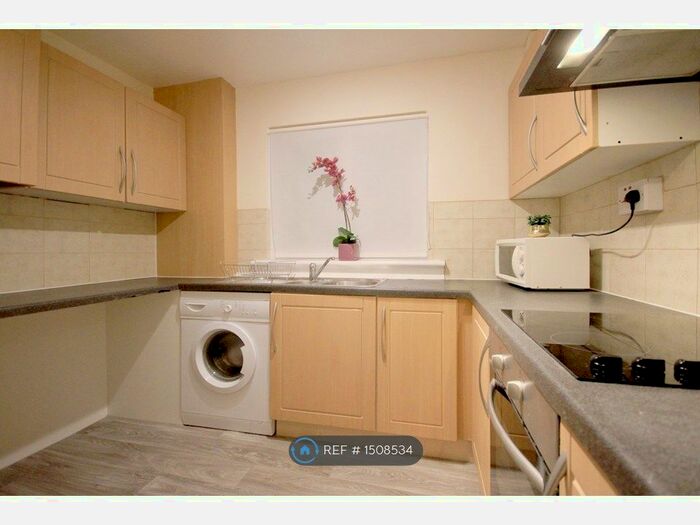 2 Bedroom Flat To Rent In Firrhill Drive, Edinburgh, EH13
