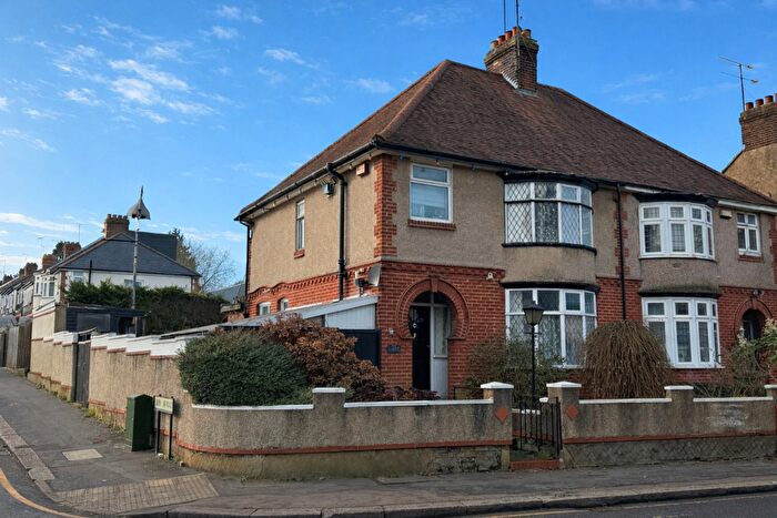 3 Bedroom Semi Detached House For Sale In Park Street, Luton, LU1