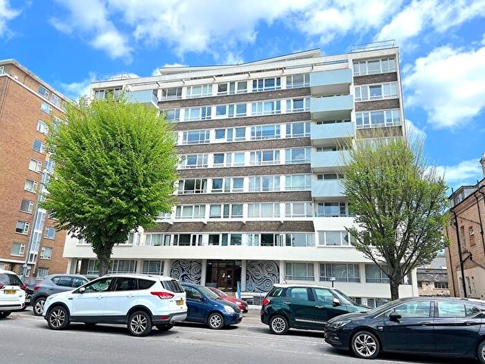 1 Bedroom Flat To Rent In Bowen Court, The Drive, Hove, BN3