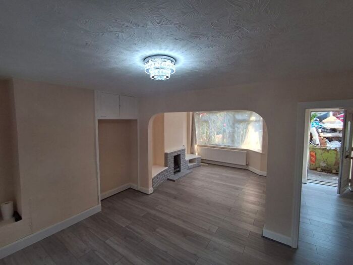 4 Bedroom Semi-Detached House To Rent In Willow Road, Aylesbury, HP19