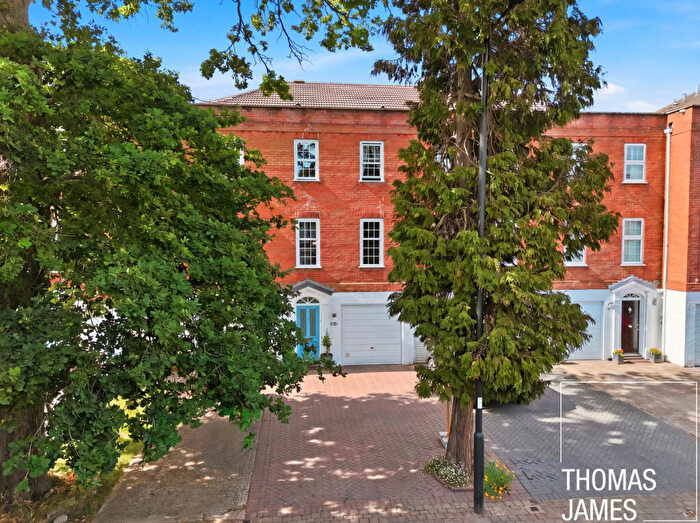 3 Bedroom Town House For Sale In The Mall, Southgate, N14