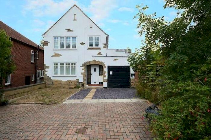 2 Bedroom Flat To Rent In Towers Way, Meanwood, Leeds, LS6