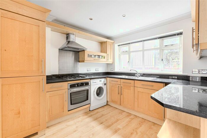2 Bedroom Maisonette To Rent In Barnard Road, London, SW11