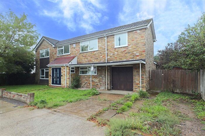 4 Bedroom Detached House For Sale In Orchard Drive, Uxbridge, UB8