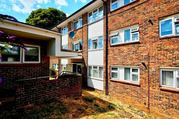 2 Bedroom Flat To Rent In Stychens Close, Bletchingley, Redhill, RH1
