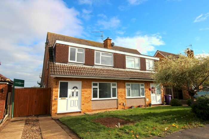 3 Bedroom Semi-Detached House To Rent In Westbury Close, Hitchin, SG5