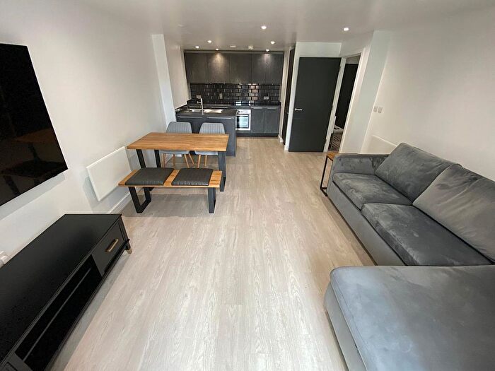 3 Bedroom Maisonette To Rent In Trade Street, Cardiff, CF10