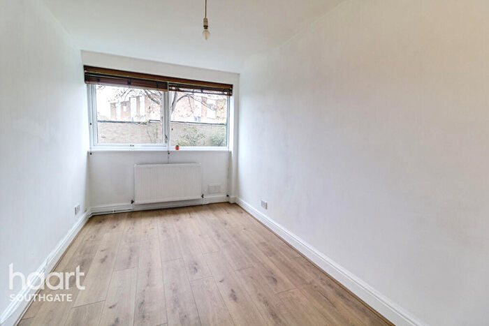 1 Bedroom Apartment For Sale In Maidstone Road, London, N11