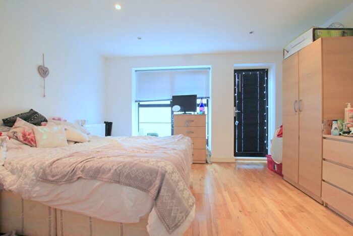 4 Bedroom Semi-Detached House To Rent In Roehampton Lane, London, SW15