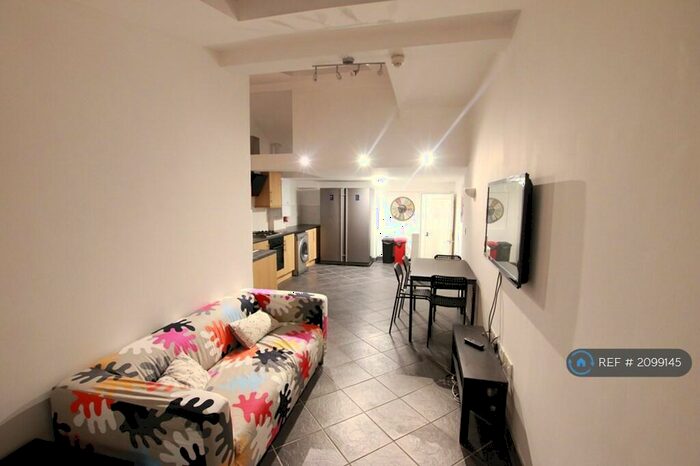 6 Bedroom Terraced House To Rent In Grange Avenue, Reading, RG6