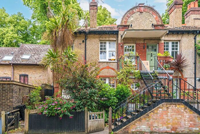 2 Bedroom Flat To Rent In Victoria Place, Richmond, TW9