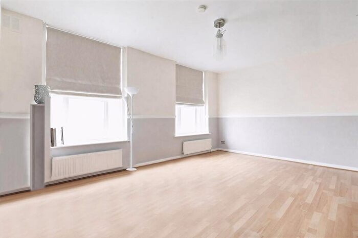 3 Bedroom Flat For Sale In Brunswick Park, London, SE5