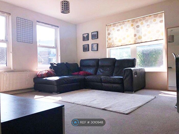 3 Bedroom Flat To Rent In High Street Colliers Wood, London, SW19