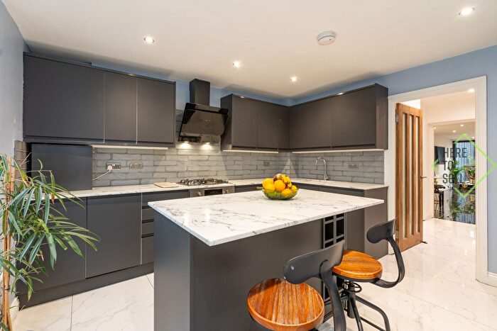 2 Bedroom Terraced House For Sale In Lodge Lane, Finchley, N12