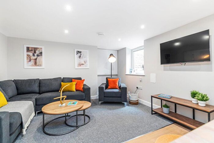 5 Bedroom House To Rent In Winfield Terrace, Leeds, LS2